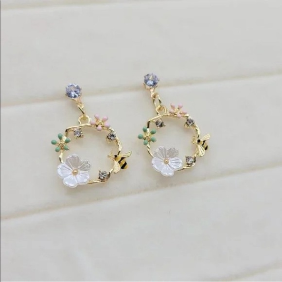 Gold Color Crystal Flower
Leaf Honey Bee Decorated
Statement Earrings - Picture 3 of 4